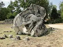 Partie du monument consacré à Geoffroy la Grand'Dent. Cathédrale Saint-Pierre de Maillezais (Vendée)
