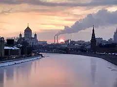 Coucher de soleil sur la Moskova et sur la cathédrale.