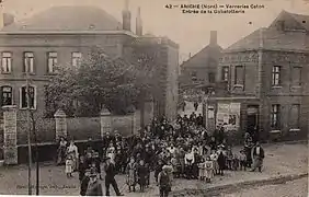 Verrerie Caton sortie d'Usine Boulevard Paul-Vaillant Couturier côté Auberchicourt