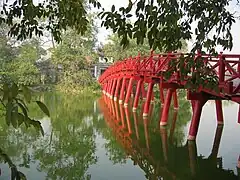 Le pont Thê Húc sur le lac Hoàn Kiếm.