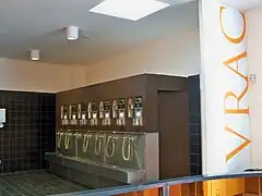 Vente de vin au caveau.