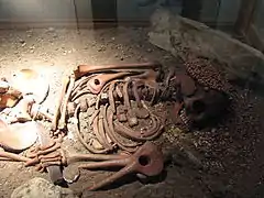 Sépulture d'un adolescent du Paléolithique supérieur (29&nbsp;000&nbsp;ans), ayant conduit les archéologues à le surnommer le « jeune prince ». Âgé d’une quinzaine d’années, il reposait sur le dos sur une couche d’ocre rouge à sept mètres de la surface orienté vers le Sud, il portait un couvre-chef orné de perles de coquillages et de dents de cerfs percées et des queues d’écureuil sur le thorax (région de la Ligurie).