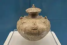 Pot à décor peint sous glaçure. Grès céladon, H. 32&nbsp;cm. Thème taoïste : âmes et esprits vers le Paradis. Couvercle à petit oiseau.