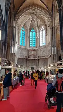 Stands de maraîchers et touristes dans la nef de l'église des Célestins, Avignon.