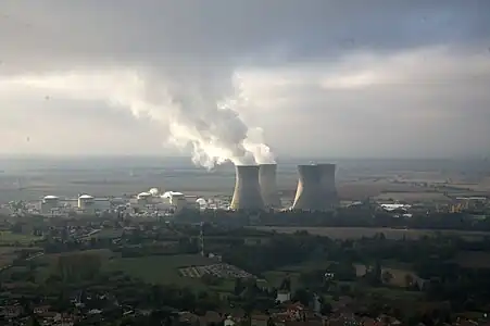 Panache de vapeur d'eau (chargée de chaleur latente), ici émis par la centrale nucléaire du Bugey qui alimente en humidité la couche limite atmosphérique nuageuse déjà présente.