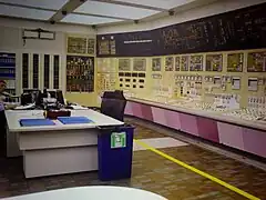 Automatique théorique, informatique et sûreté de fonctionnement : applications à la centrale nucléaire de Gravelines (1979).