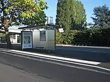 Arrêt de bus Centre Hospitalier, aménagé pour les personnes à mobilité réduite, en 2015