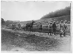 Canon de 37, monté sur roues, en position de route.