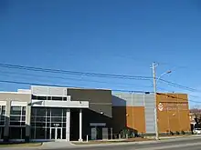 Photographie couleur du centre sportif Lacroix-Dutil vue de l'extérieur