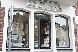 Façade du centre sur la Dentelle et enseigne « Le Fuseau ».