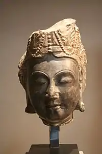 Tête de Bodhisattva. Marbre. Fin VIe&nbsp;siècle Chine, début Sui (581-618). Musée Cernuschi