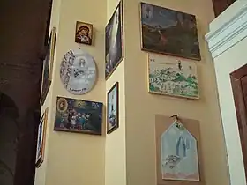 Ex-votos sur un pilier.