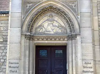Porte d'entrée.