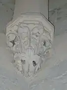 Culot d'une salle, à motif végétal.