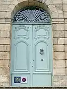 Vue détaillée de la porte d'entrée.