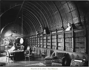 La grande bibliothèque du château d'Escorpain entre 1900 et 1920.