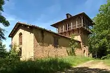 Le belvédère avec sa tour carrée.