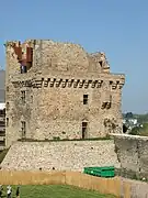 Les faces sud et est du donjon.