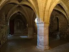 Les croisées des voûtes sont encore marquées par le style gothique primitif (début du XIIIe&nbsp;siècle).