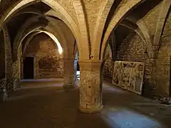 Les croisées des voûtes sont encore marquées par le style gothique primitif (début du XIIIe&nbsp;siècle).