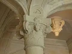 Abandonné à la fin du XIVe&nbsp;siècle, le retour des chapiteaux est manifeste dès le style Louis&nbsp;XII.