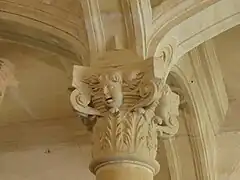 Chapiteau de fantaisie, n'ayant de corinthien que les volutes (XVIe&nbsp;siècle).