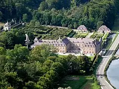 Le château de Freÿr sis le long de la Meuse