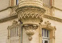 Échauguette « aux serpents ». Décor en terre cuite d'Auguste Virebent.