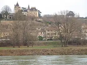 Le château dominant la Saône.