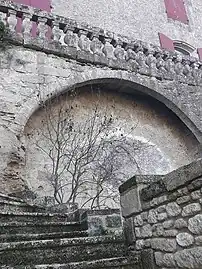 Château de Sagriès, balcon à balustres XVIIe&nbsp;siècle en réemploi