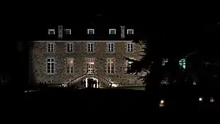 La façade orientale lors d'une activité nocturne.