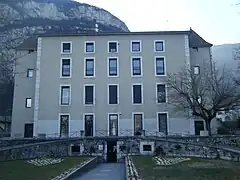 Façade, côté est et sortie du souterrain