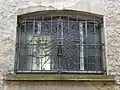 grille en fer forgé et vitrail