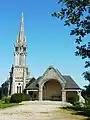 Châteauneuf-du-Faou, chapelle Notre-Dame-des-Portes, la façade et un autel extérieur pour les pèlerinages