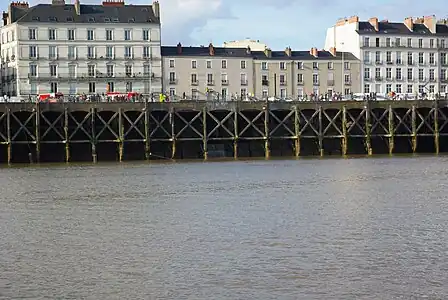La Chézine se jette dans la Loire sous le quai de la Fosse à Nantes.