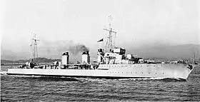 Un navire de guerre en mer à l'époque de la Seconde Guerre mondiale.