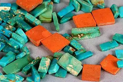 Turquoise et argilite anasazi, trouvées dans le Chaco Canyon, XIe ou XIIe&nbsp;siècle.