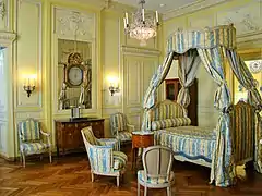 Chambre Jonquille, ancienne chambre de Mme&nbsp;de Lalande, avec les boiseries de l'hôtel Dudevant.