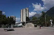 La place du Mont-Blanc, piétonnière, bordée de bâtiments modernes dont un immeuble de grande hauteur.
