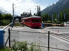 Train au passage à niveau jouxtant la gare.