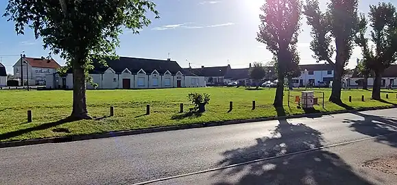 Le champ palandier et la salle des fêtes.