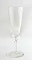 Verre «&nbsp;flûte&nbsp;», cheminée ouverte et droite, absence d'épaule, forme droite (champagne)