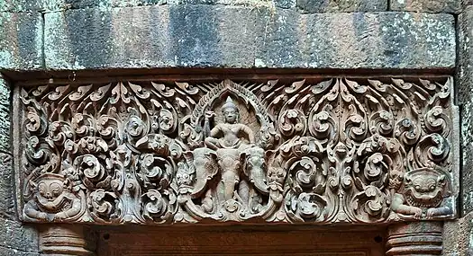 Indra chevauchant Airavata. Linteau du «&nbsp;Palais des femmes&nbsp;»