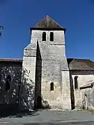 Le clocher et ses contreforts.