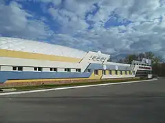 Patinoire et centre sportif.