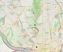 Cercle rouge : emplacement où le corps de Levy a été retrouvé Cercle bleu : siège du parc Cercle noir : l'appartement de Levy