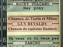 Capture d'écran faisant apparaître des titres de chansons sur fond coloré.