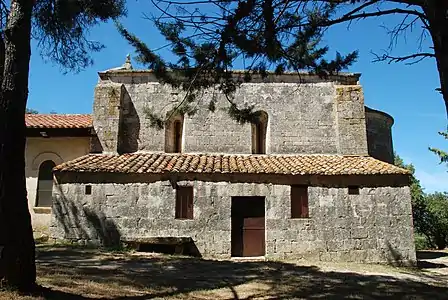 Vue latérale de la chapelle Notre-Dame-de-la-Pitié.