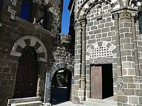 Chapelle, hôpital Saint-Nicolas et porte de la ville.