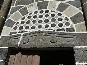 Porte principale sud et linteau monolithique.